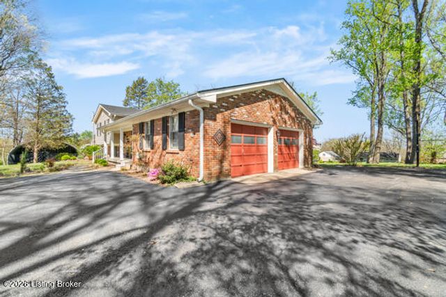 7402 Smyrna Rd, Louisville, KY 40228