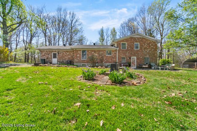 7402 Smyrna Rd, Louisville, KY 40228