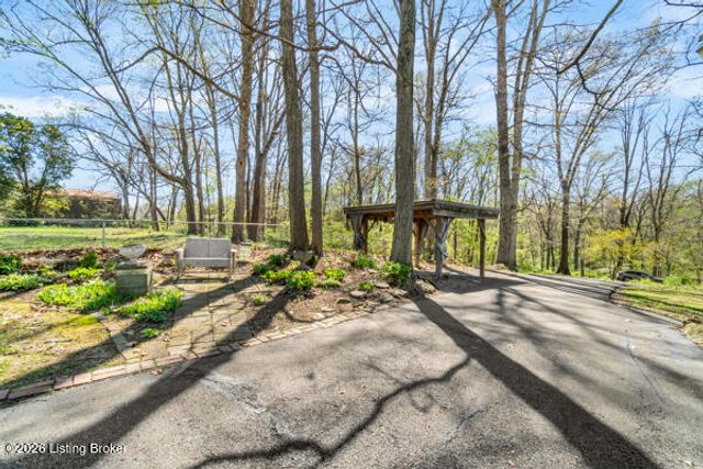 7402 Smyrna Rd, Louisville, KY 40228