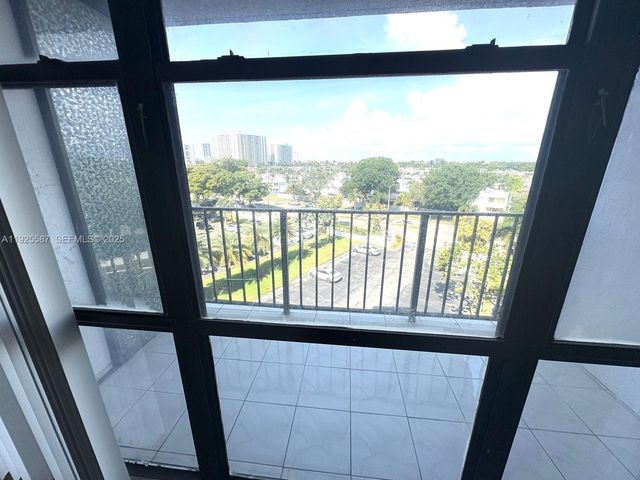 1000 Parkview Dr 605, Hallandale Beach, FL 33009