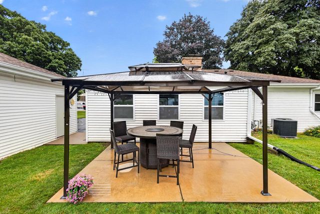 104 E Third AVENUE, Elkhorn, WI 53121