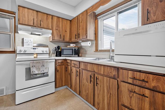 104 E Third AVENUE, Elkhorn, WI 53121