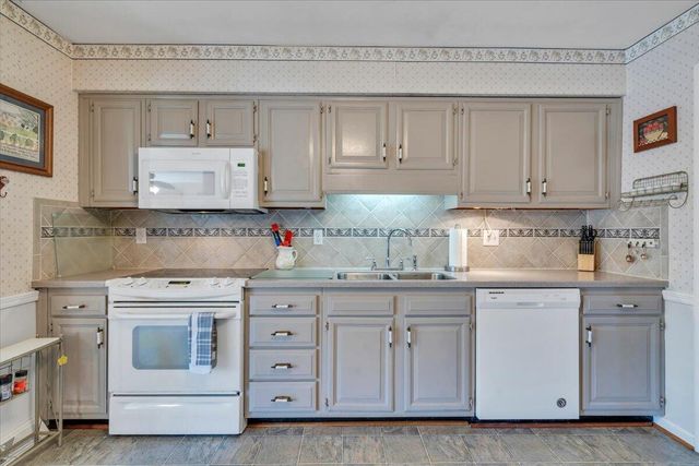 812 Knollwood DR, Troutville, VA 24175