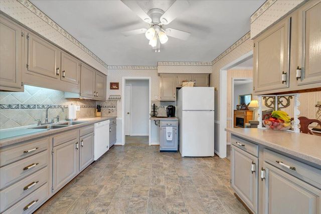 812 Knollwood DR, Troutville, VA 24175