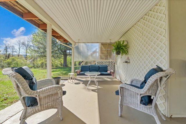 812 Knollwood DR, Troutville, VA 24175