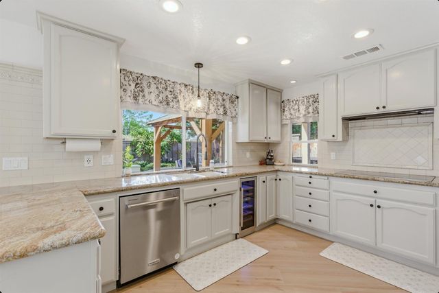 1986 Somerdale Cir, Roseville, CA 95661