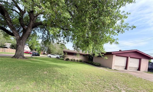 9202 Sunnywood Drive, Houston, TX 77088