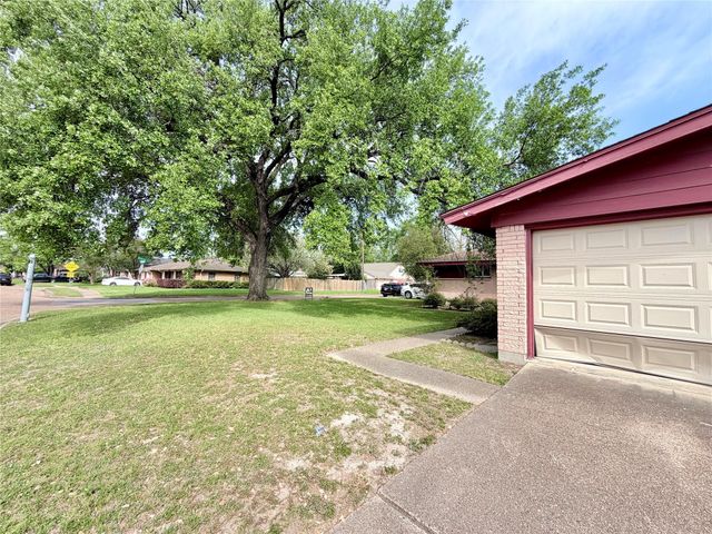 9202 Sunnywood Drive, Houston, TX 77088