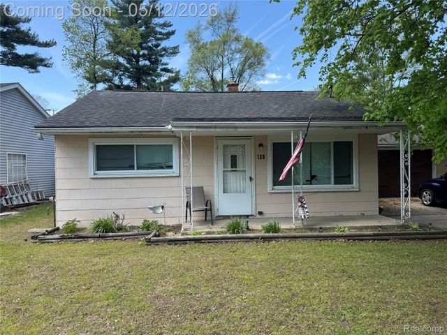 135 Hershey Boulevard, Waterford Charter Township, MI 48327