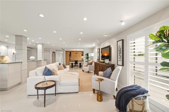 250 Park Shore DR E # 101, Naples, FL 34103