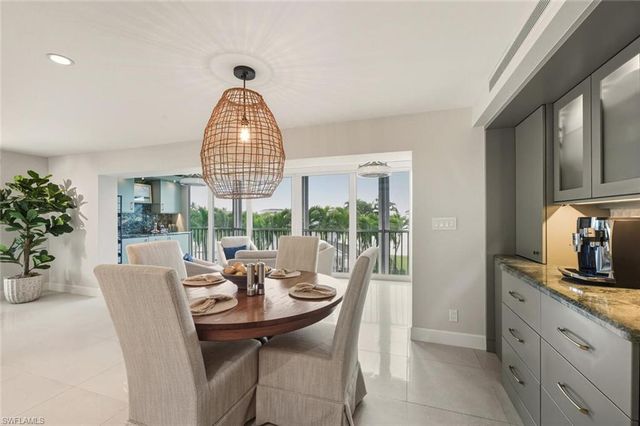250 Park Shore DR E # 101, Naples, FL 34103