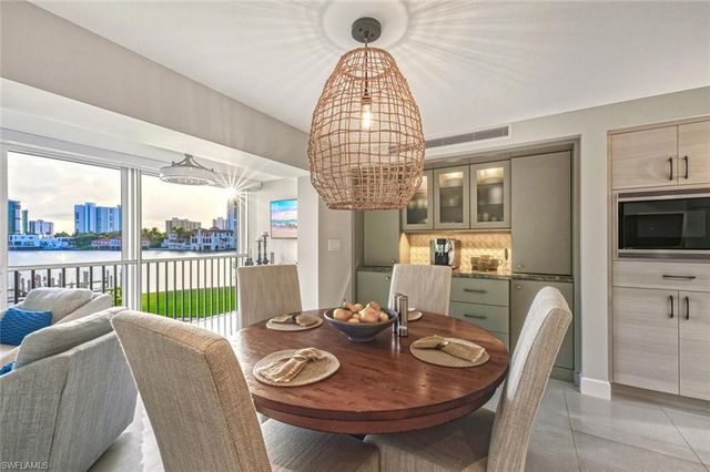 250 Park Shore DR E # 101, Naples, FL 34103