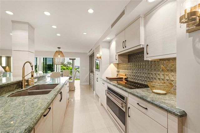 250 Park Shore DR E # 101, Naples, FL 34103