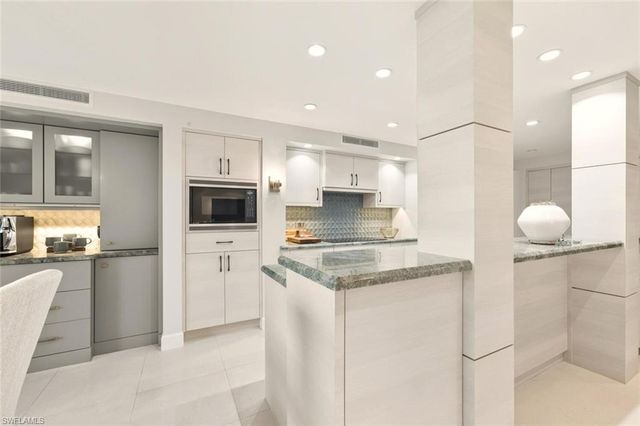 250 Park Shore DR E # 101, Naples, FL 34103