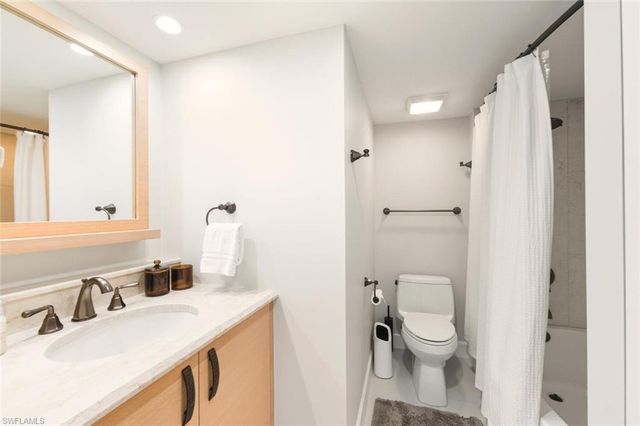 250 Park Shore DR E # 101, Naples, FL 34103