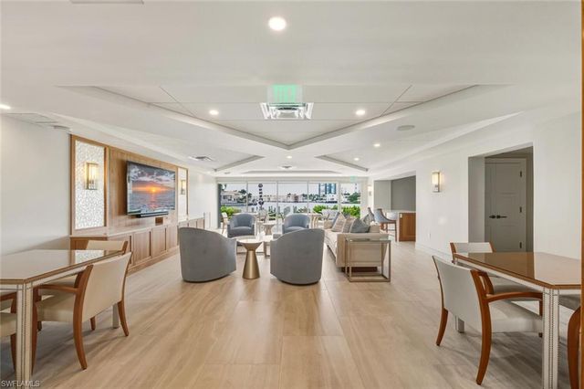 250 Park Shore DR E # 101, Naples, FL 34103