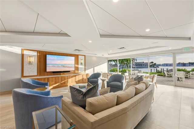 250 Park Shore DR E # 101, Naples, FL 34103