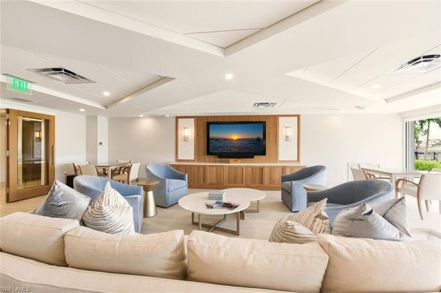 250 Park Shore DR E # 101, Naples, FL 34103