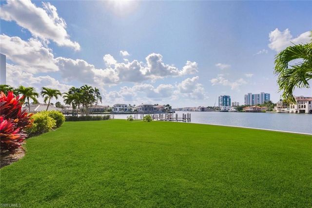 250 Park Shore DR E # 101, Naples, FL 34103