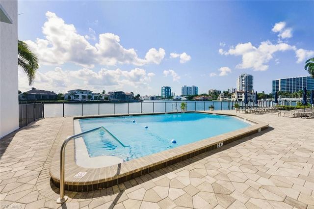 250 Park Shore DR E # 101, Naples, FL 34103
