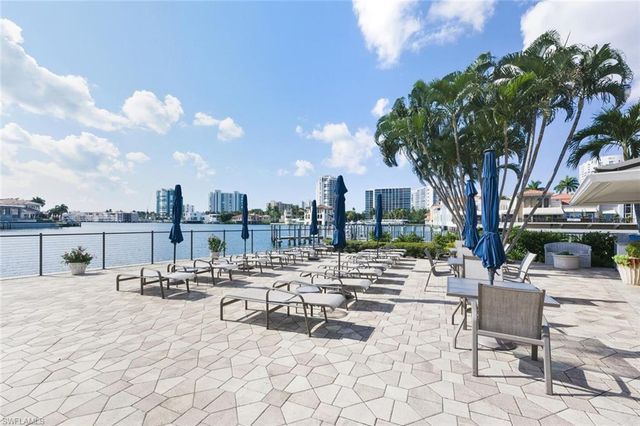 250 Park Shore DR E # 101, Naples, FL 34103