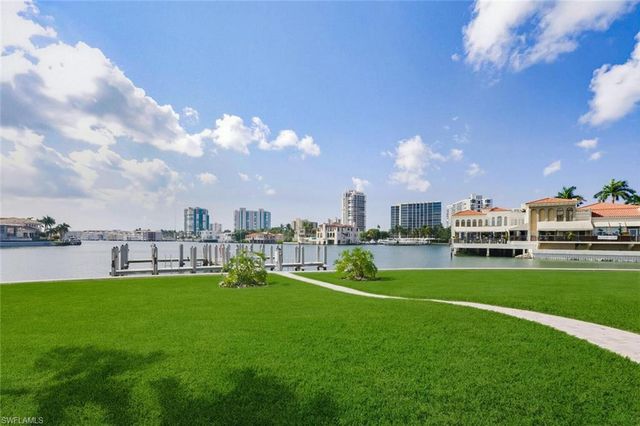 250 Park Shore DR E # 101, Naples, FL 34103