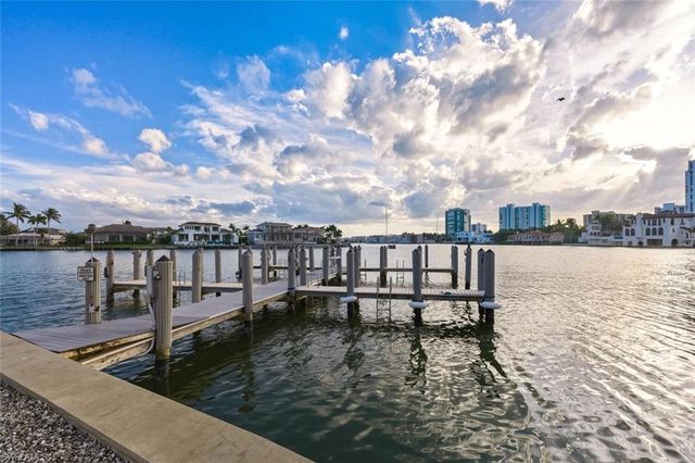 250 Park Shore DR E # 101, Naples, FL 34103