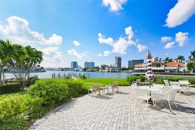 250 Park Shore DR E # 101, Naples, FL 34103