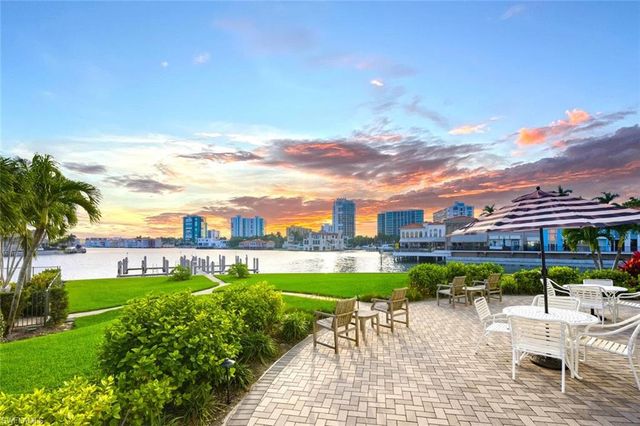 250 Park Shore DR E # 101, Naples, FL 34103