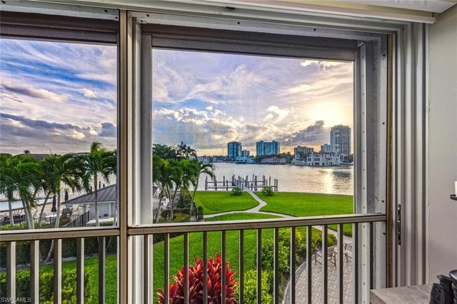 250 Park Shore DR E # 101, Naples, FL 34103