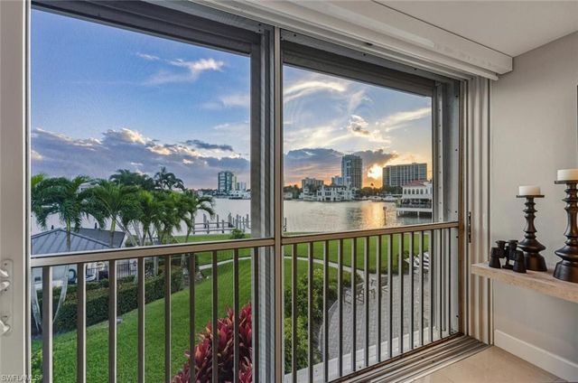 250 Park Shore DR E # 101, Naples, FL 34103