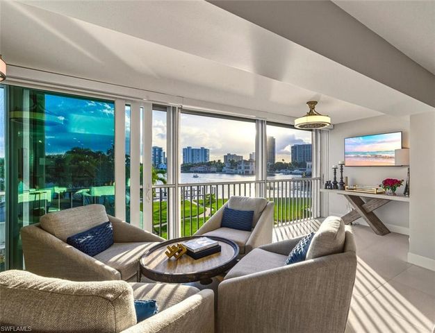 250 Park Shore DR E # 101, Naples, FL 34103