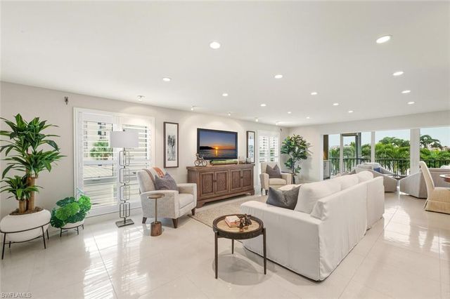 250 Park Shore DR E # 101, Naples, FL 34103