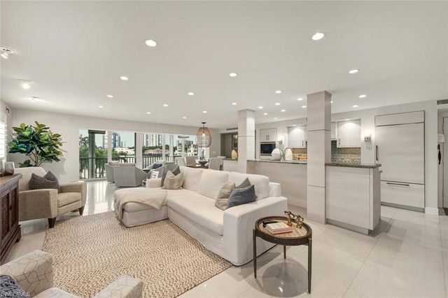 250 Park Shore DR E # 101, Naples, FL 34103