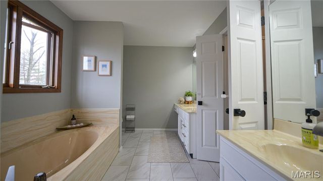 6906 Wellsford Court, Oakville, MO 63129