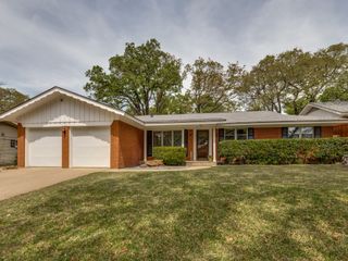 712 Joanna Drive, Hurst, TX 76053