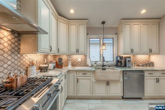 6 Livi Court 1, Elmwood Park, NJ 07407
