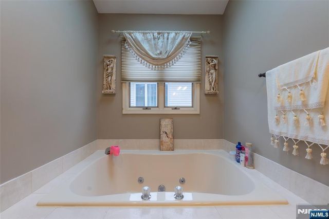 6 Livi Court 1, Elmwood Park, NJ 07407