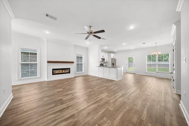 44 N Barnes Field Dr., Hattiesburg, MS 39402
