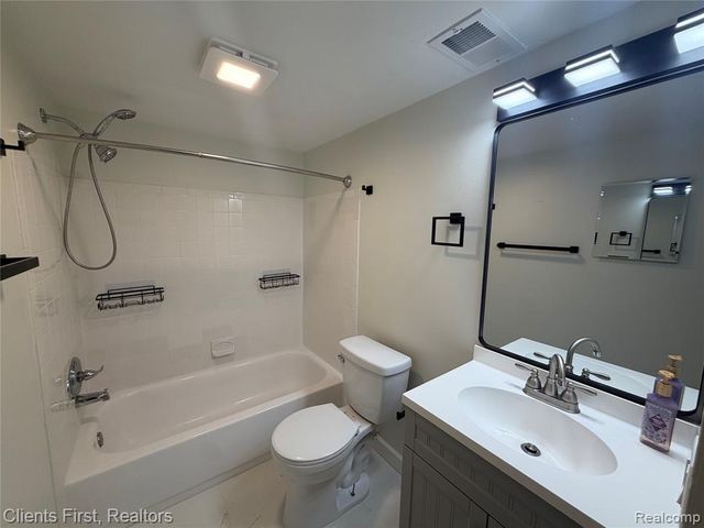 204 Princeton Drive, South Lyon, MI 48178