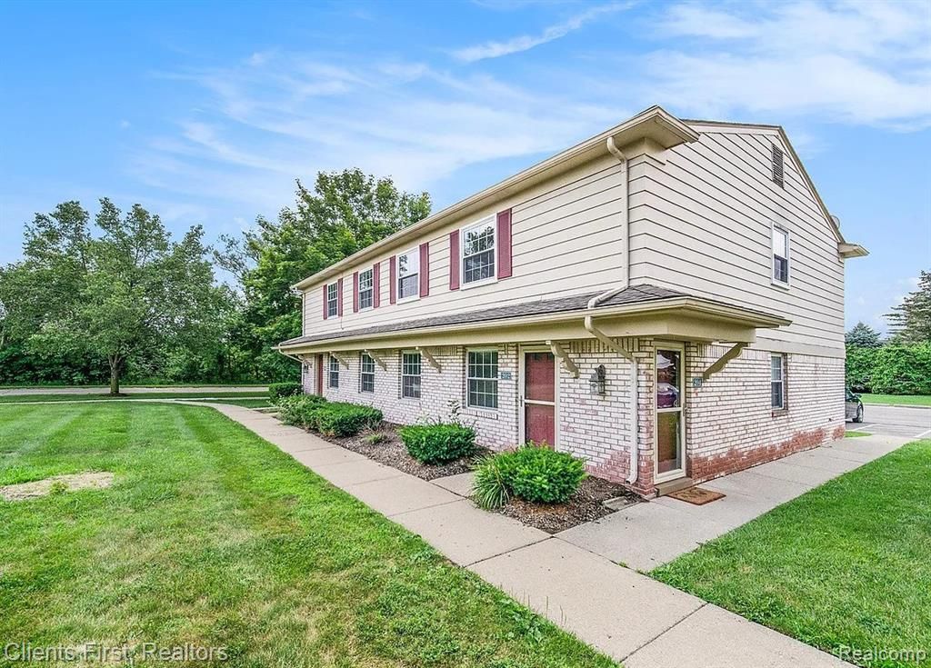 204 Princeton Drive, South Lyon, MI 48178
