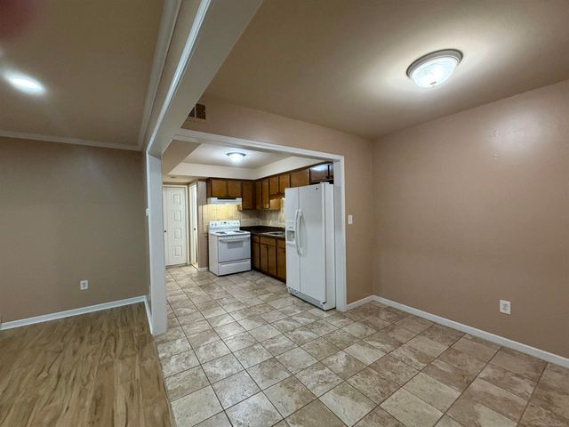 29852 CITY CENTER Drive, Warren, MI 48093