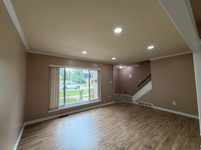 29852 CITY CENTER Drive, Warren, MI 48093