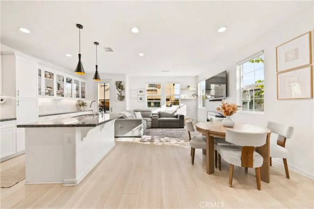 28687 Jardineras, Valencia, CA 91354