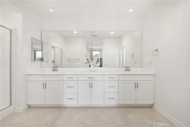 28687 Jardineras, Valencia, CA 91354