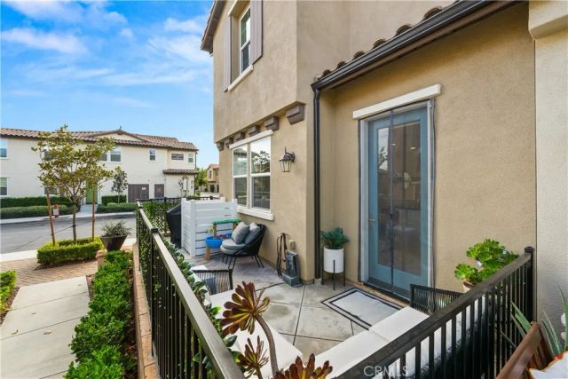 28687 Jardineras, Valencia, CA 91354