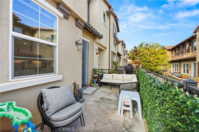 28687 Jardineras, Valencia, CA 91354