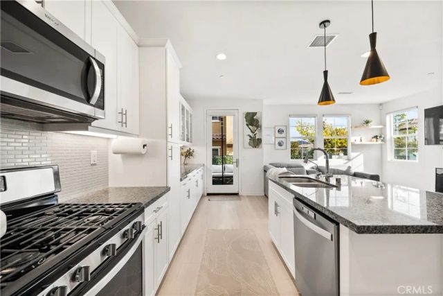 28687 Jardineras, Valencia, CA 91354