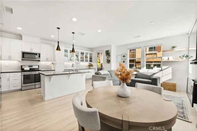 28687 Jardineras, Valencia, CA 91354