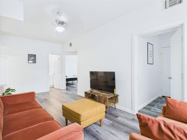 911 W 22nd ST 306, Austin, TX 78705